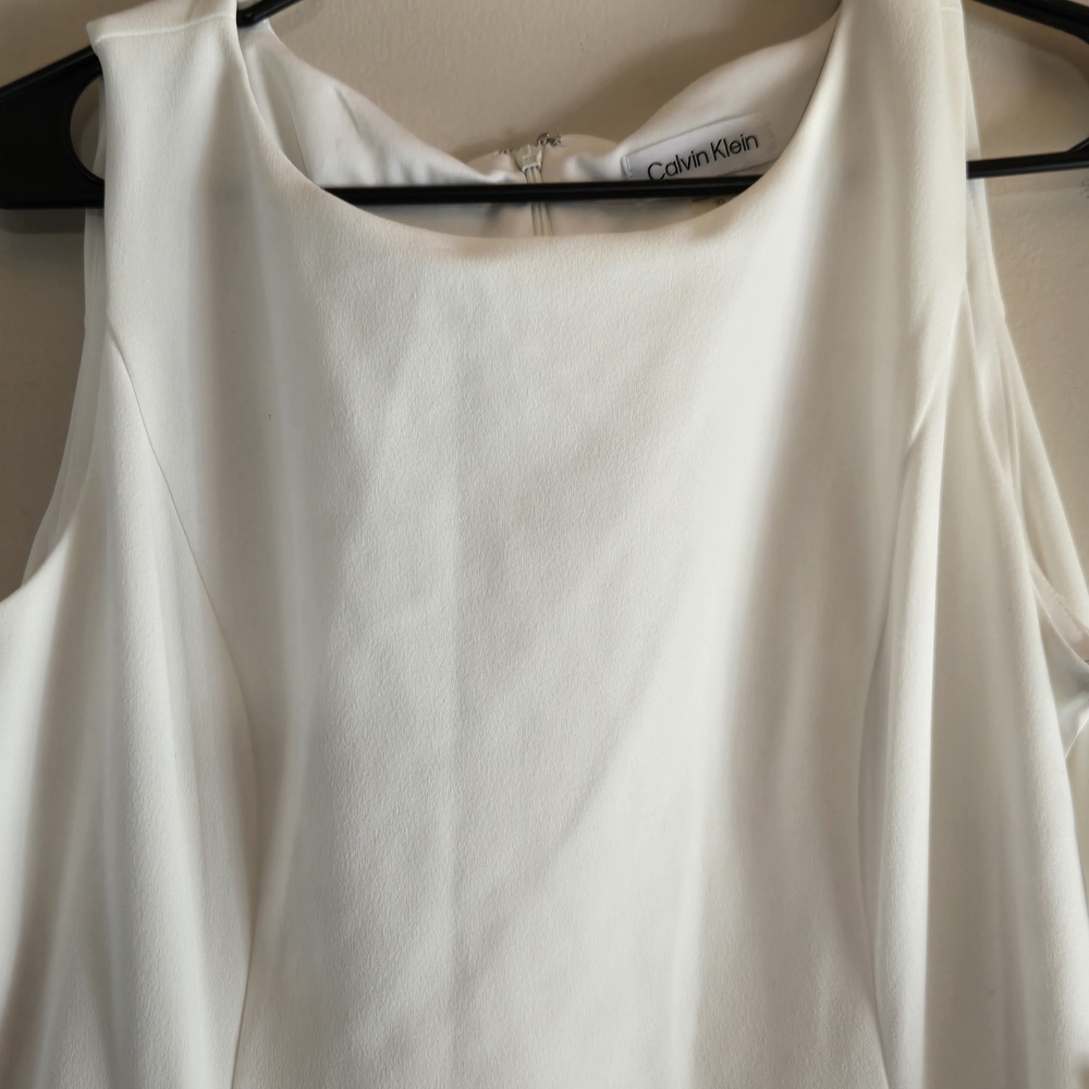 Elegant White Sleeveless Dress - Picture 2 of 5